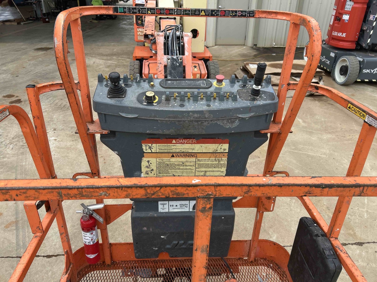 2017 JLG E400AJPN-11