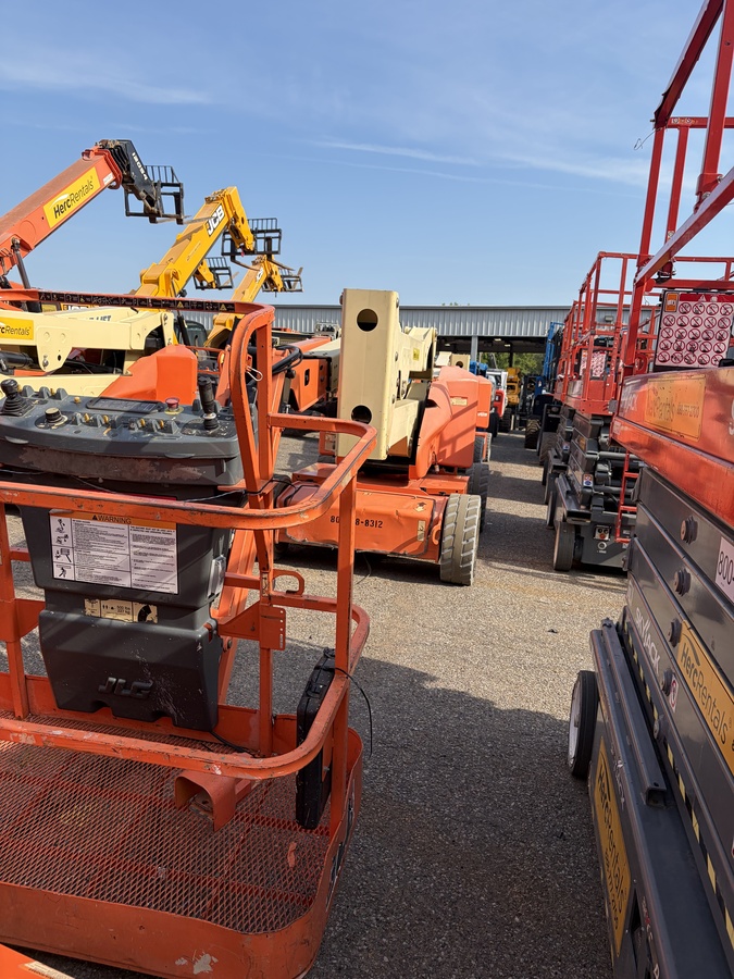 2016 JLG E450AJ