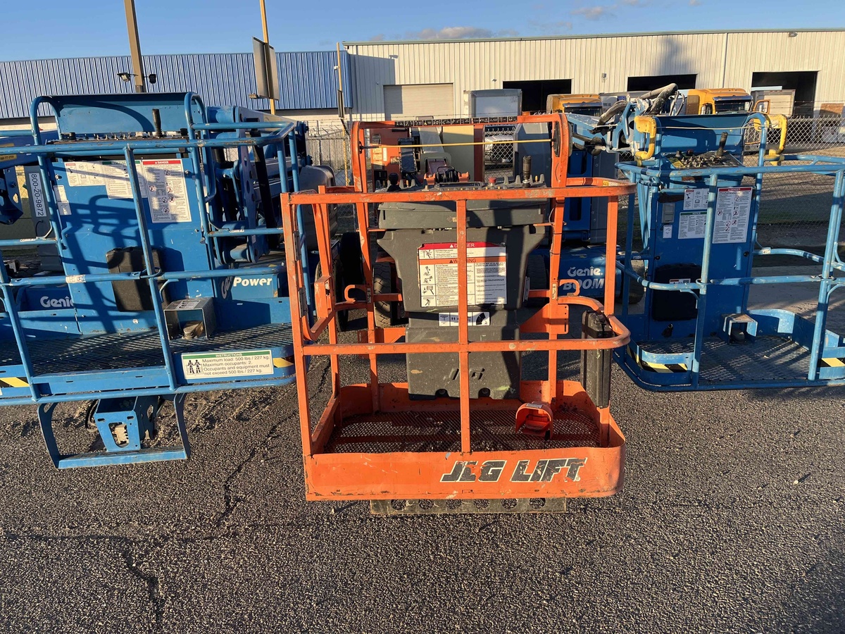 2017 JLG E300AJP-3