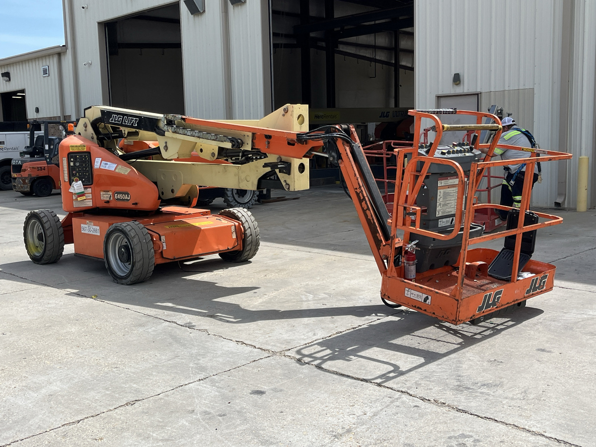 2017 JLG E450AJ-12