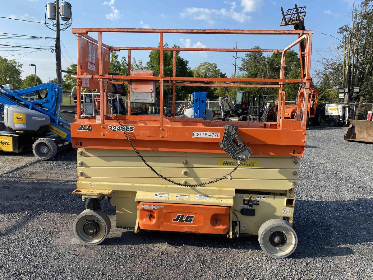 2017 JLG 3246ES