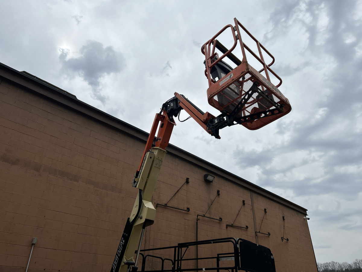 2017 JLG E400AJPN-2