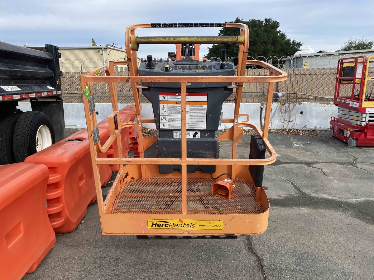 2017 JLG E300AJP-5