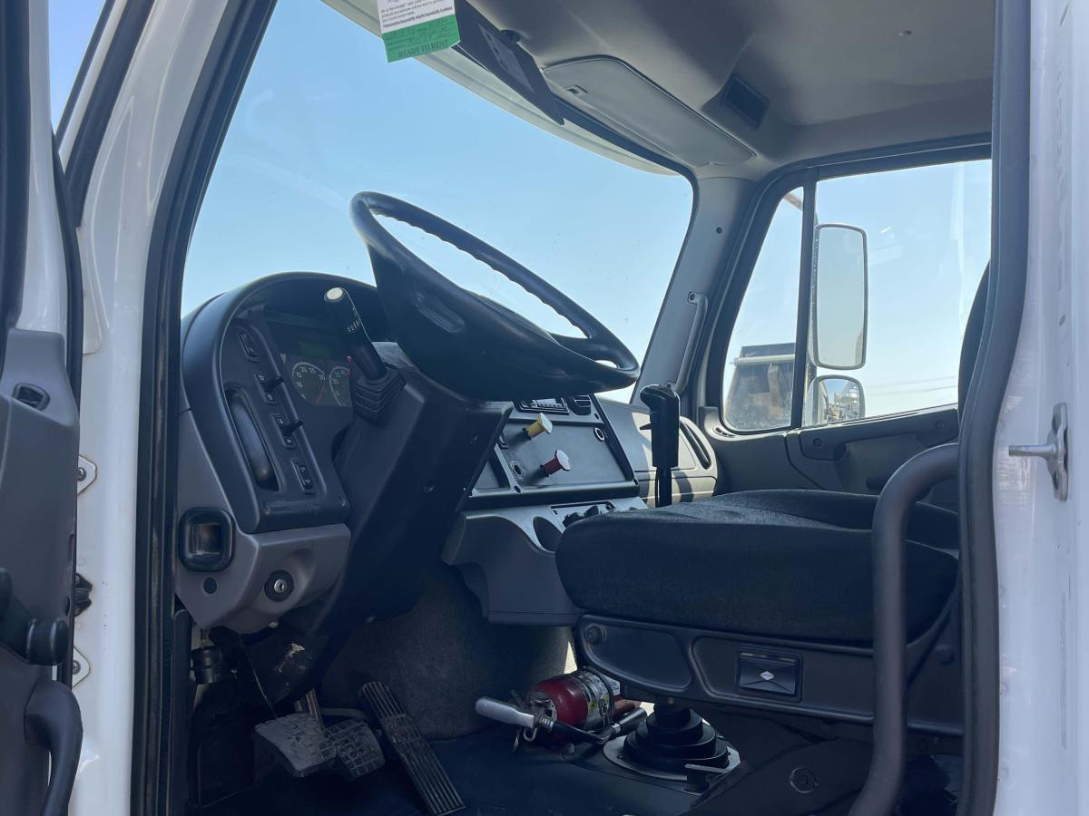 2016 Freightliner M2106-7