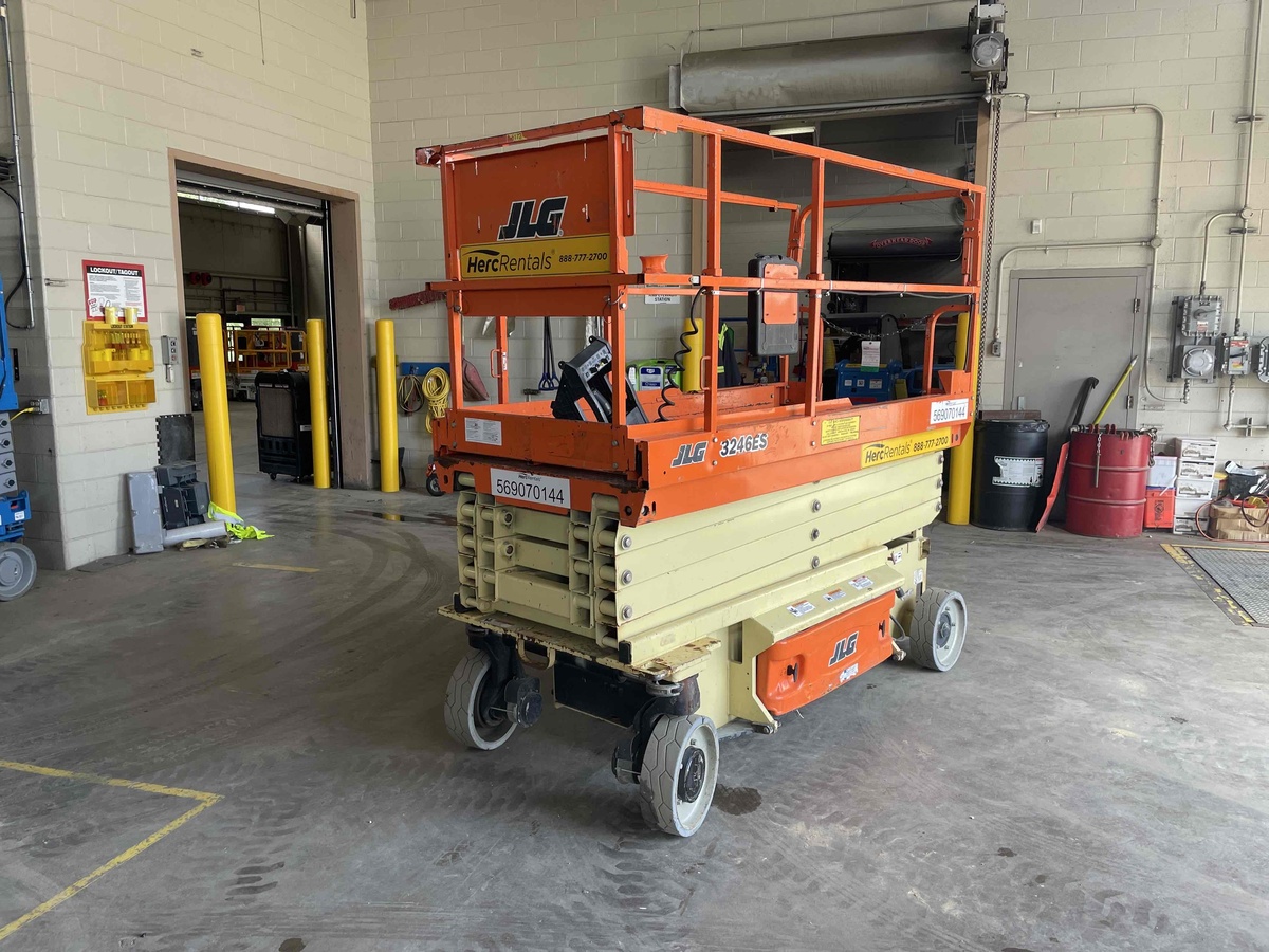 2017 JLG 3246ES