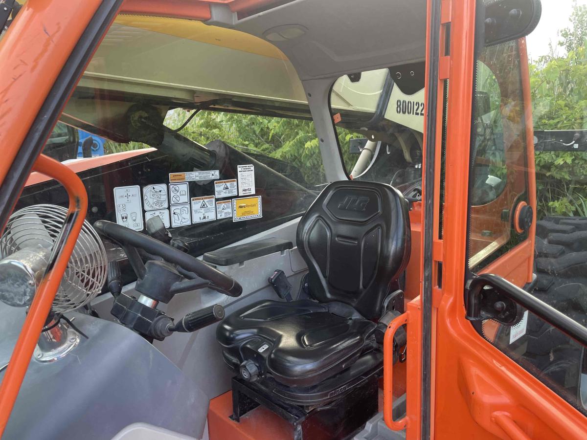2016 JLG 1055