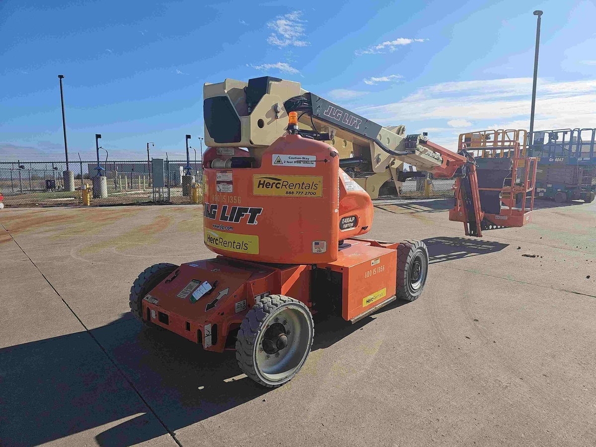 2017 JLG E400AJPN