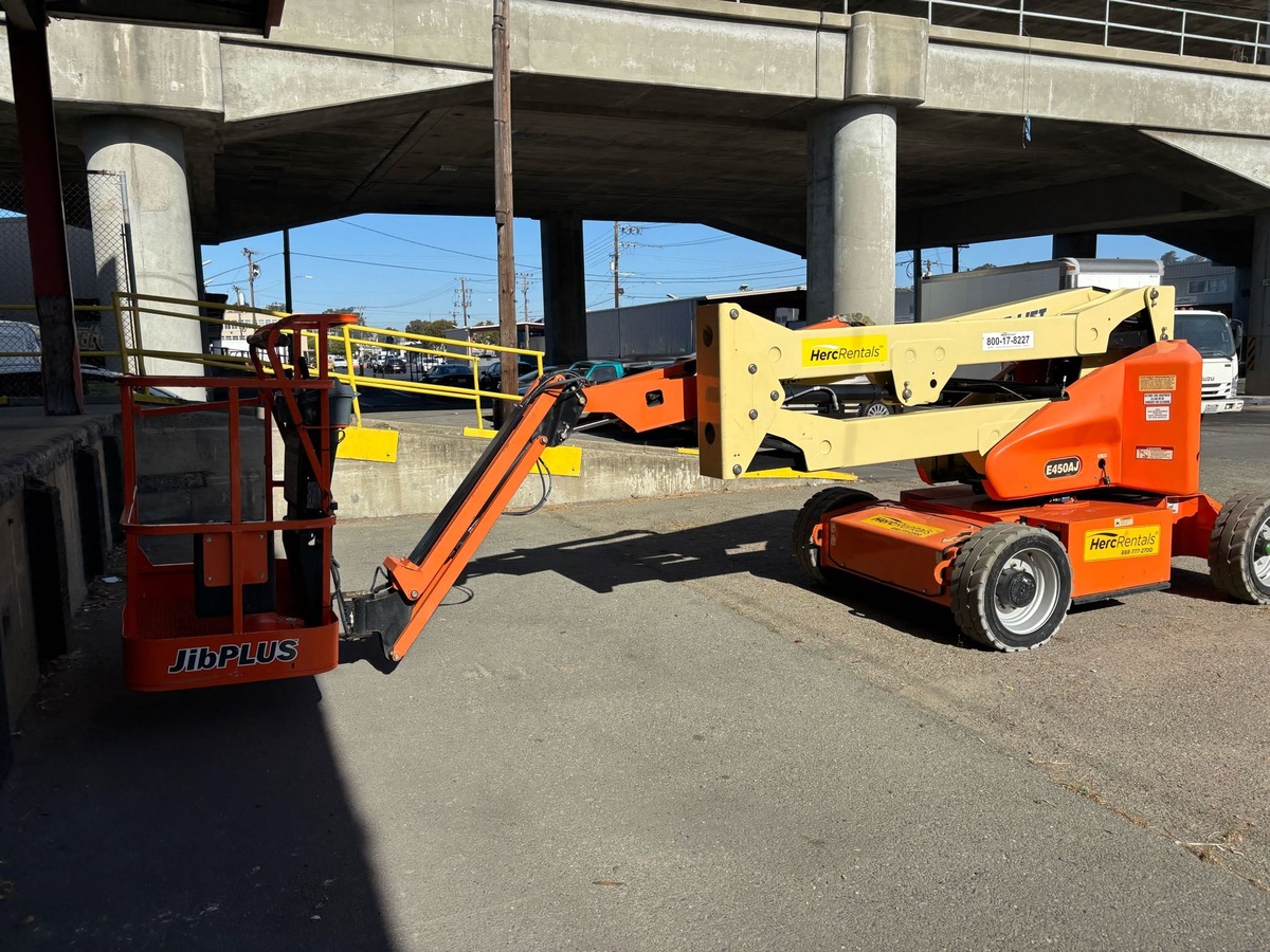 2017 JLG E450AJ-7
