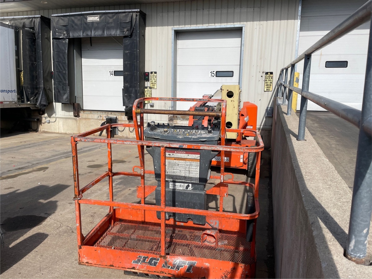 2017 JLG E450AJ-2