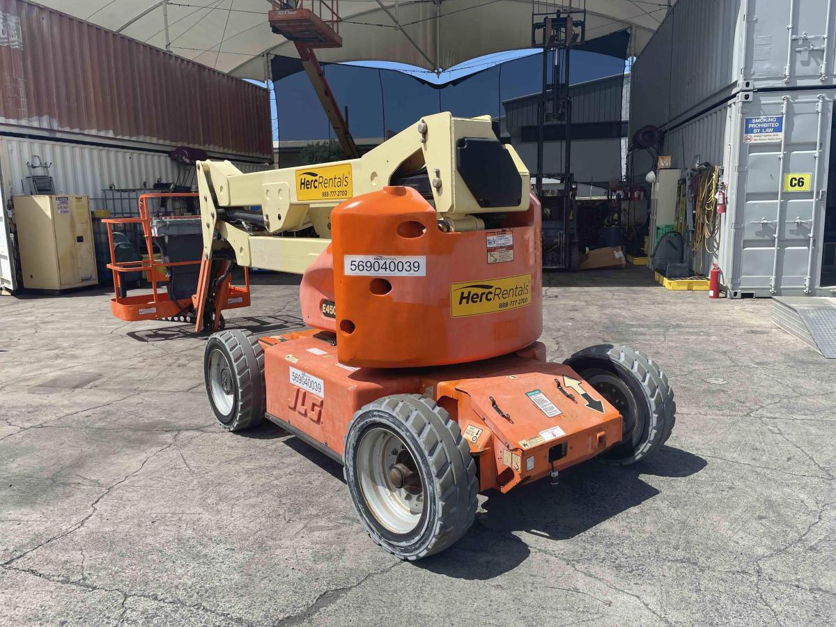 2013 JLG E450AJ