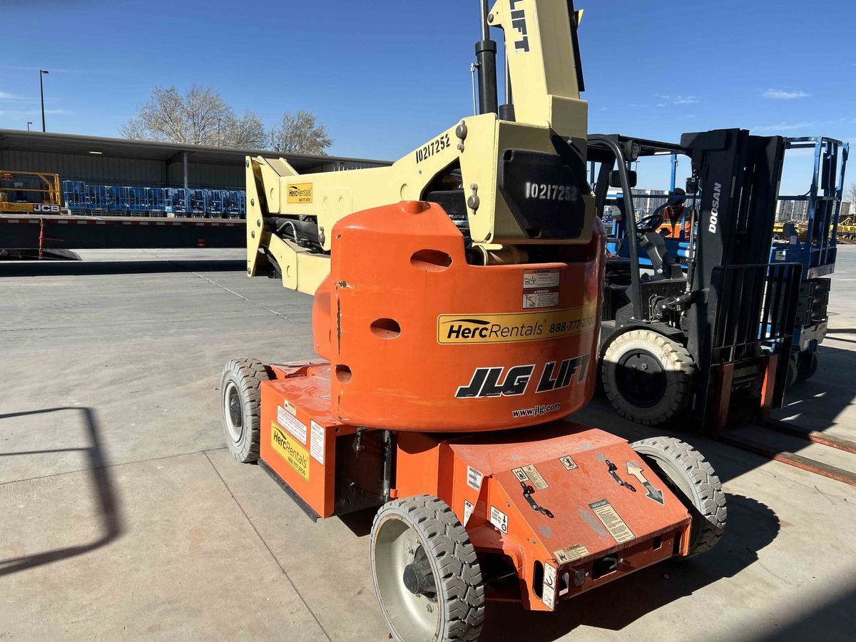 2017 JLG E400AJPN-3