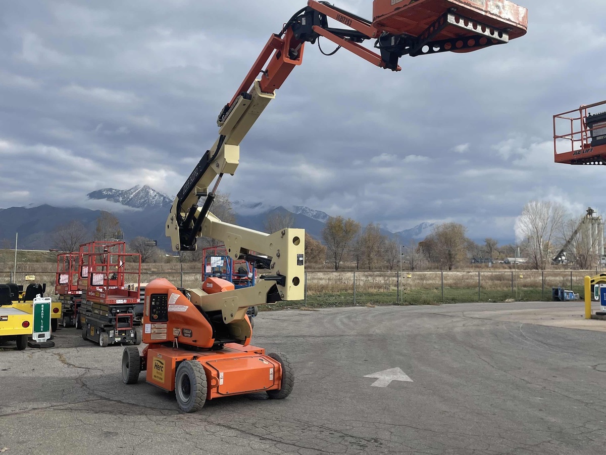 2017 JLG E400AJPN-2