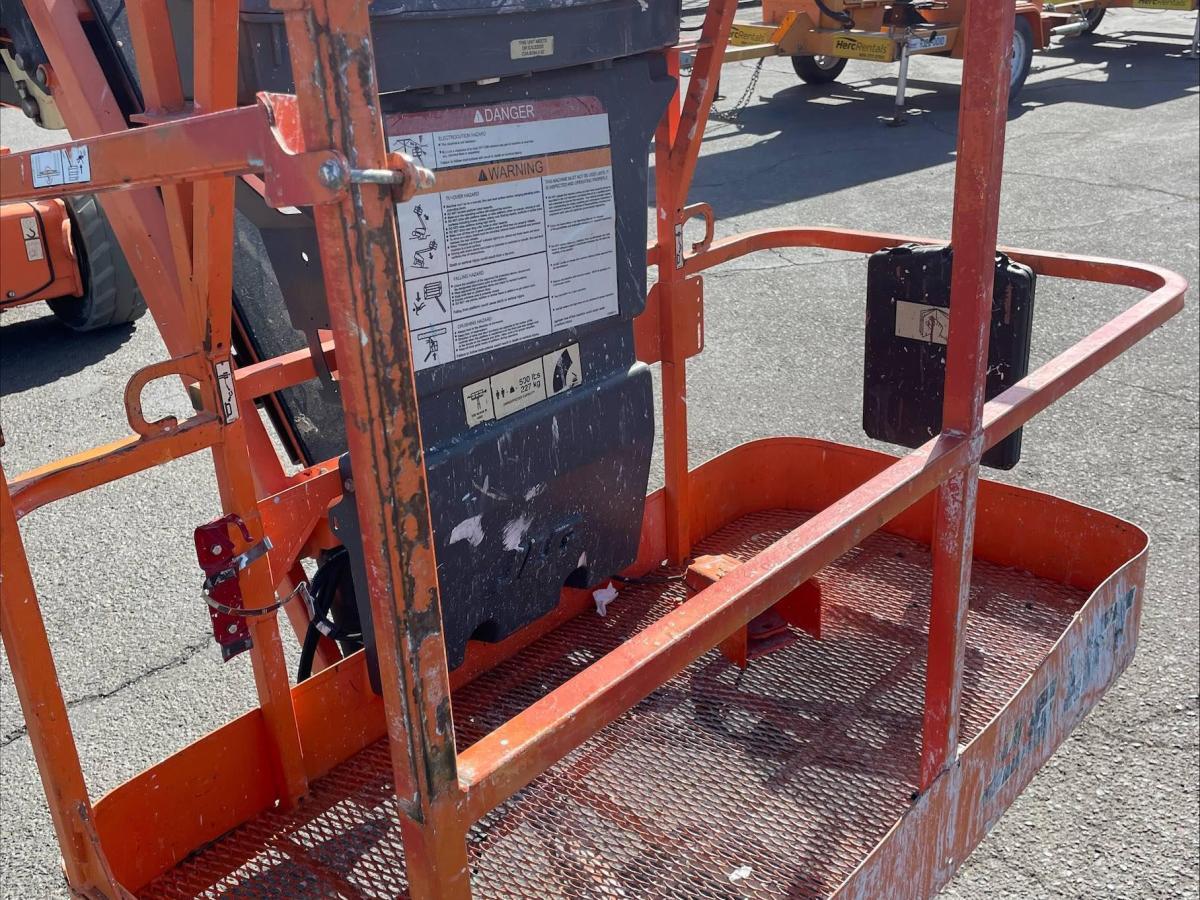 2017 JLG E450AJ-3