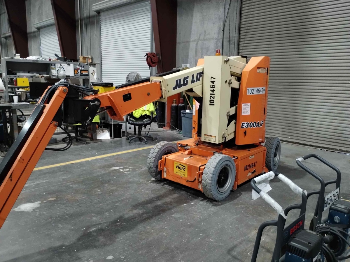 2017 JLG E300AJP-9