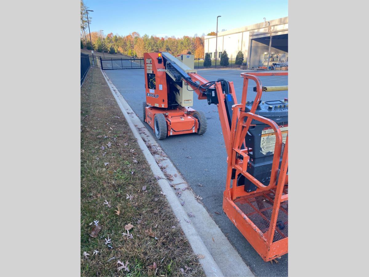 2016 JLG E300AJP