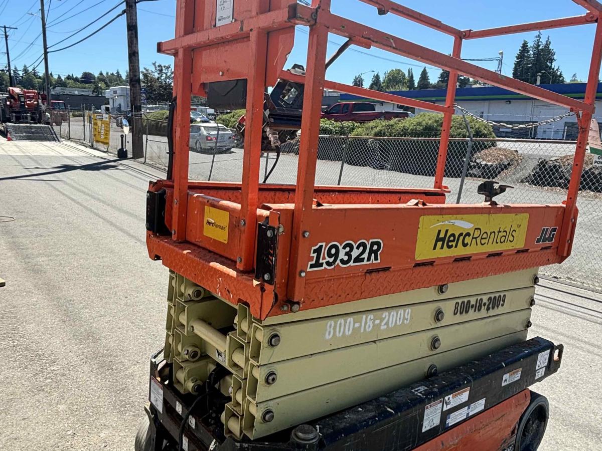 2017 JLG 1932R-8