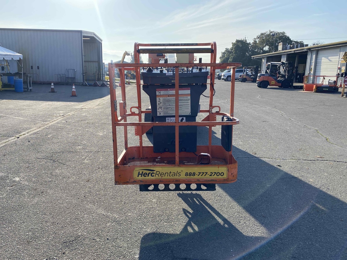 2017 JLG E300AJP-2