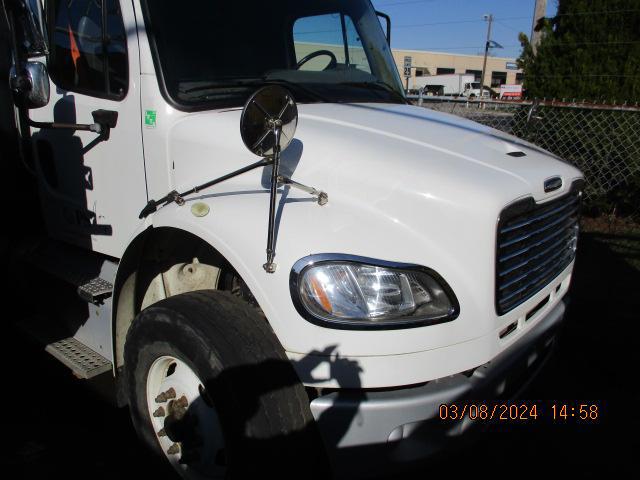 2016 Freightliner M2106