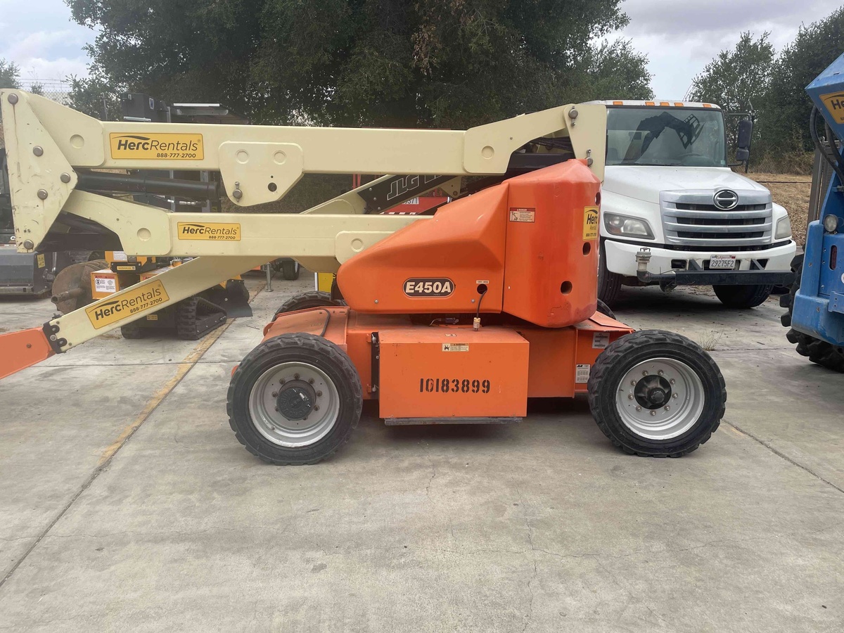 2016 JLG E450A-1
