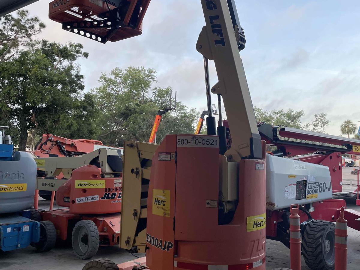 2016 JLG E300AJP