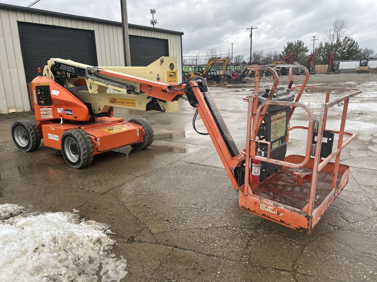 2017 JLG E450AJ-6