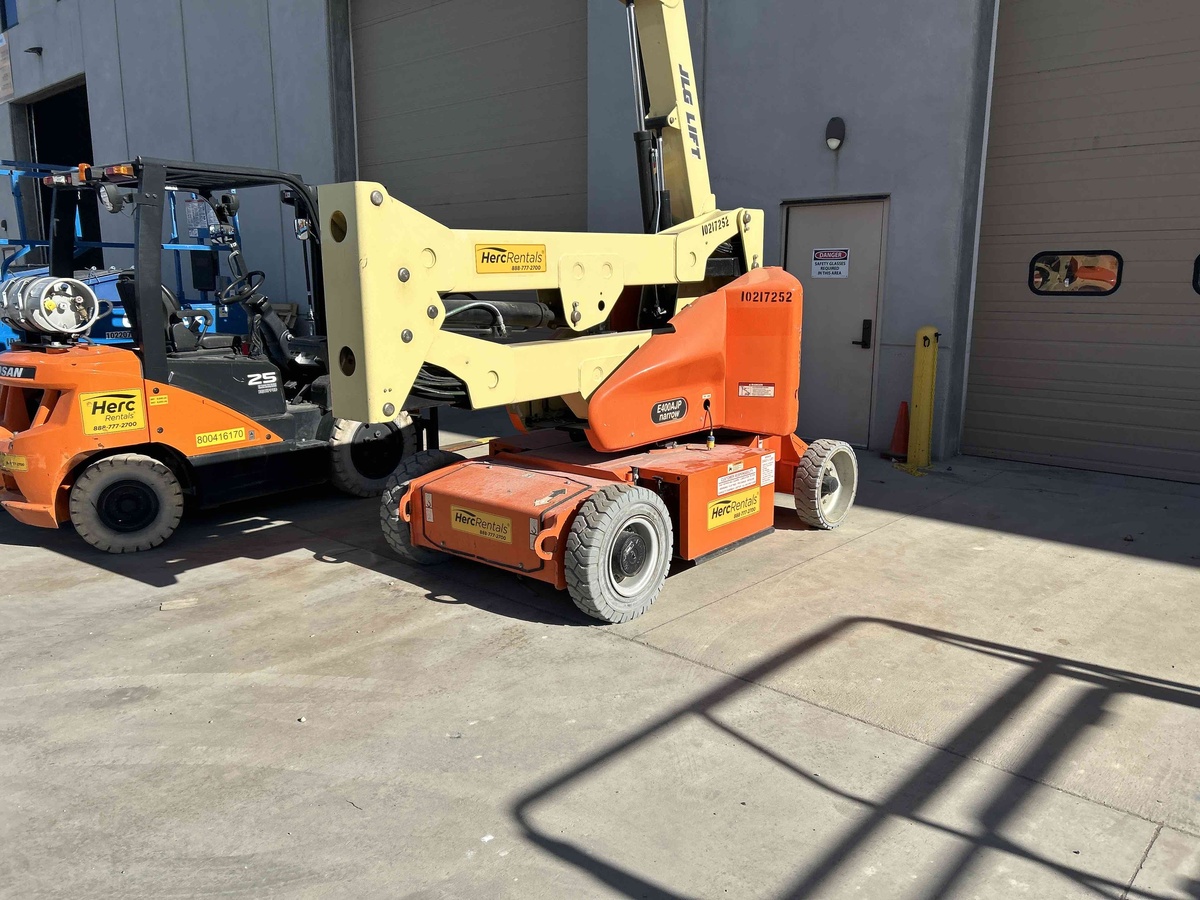 2017 JLG E400AJPN-4