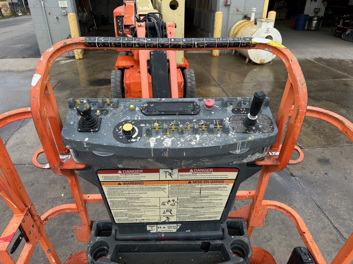 2015 JLG E400AJP-7