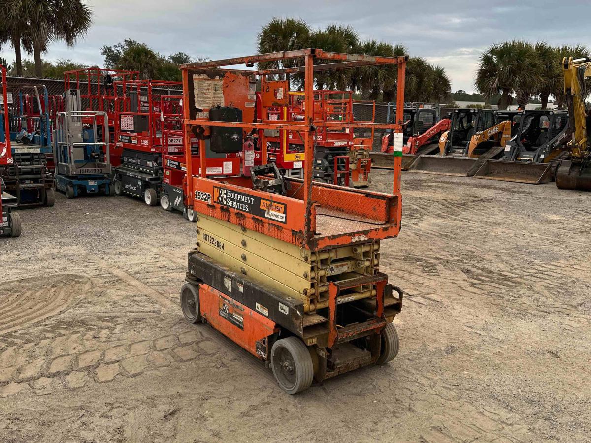 2017 JLG 1932R