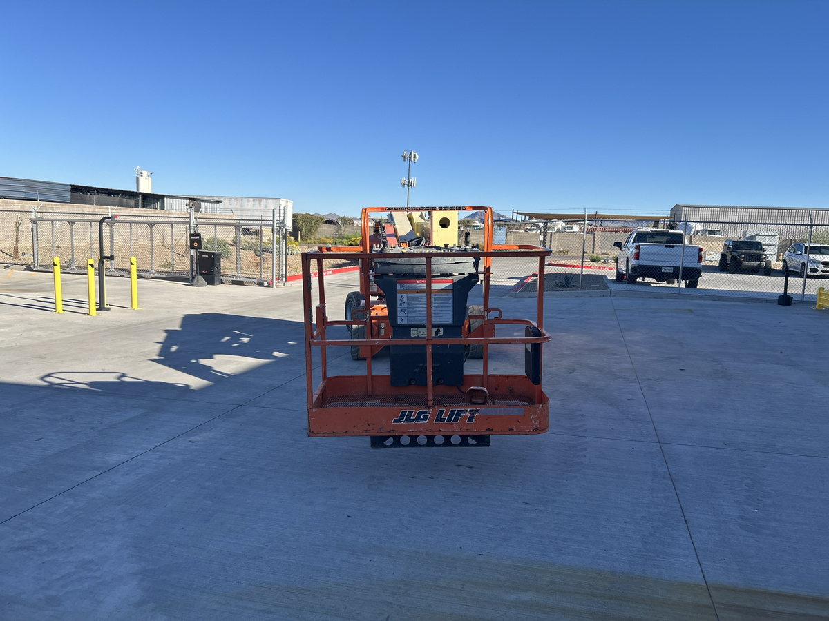 2016 JLG E450AJ-4