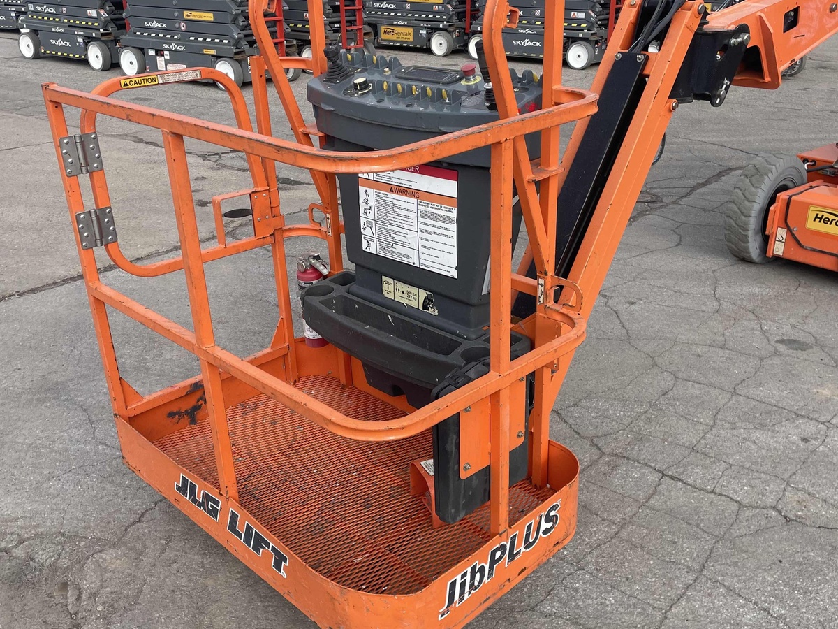 2017 JLG E300AJP-5