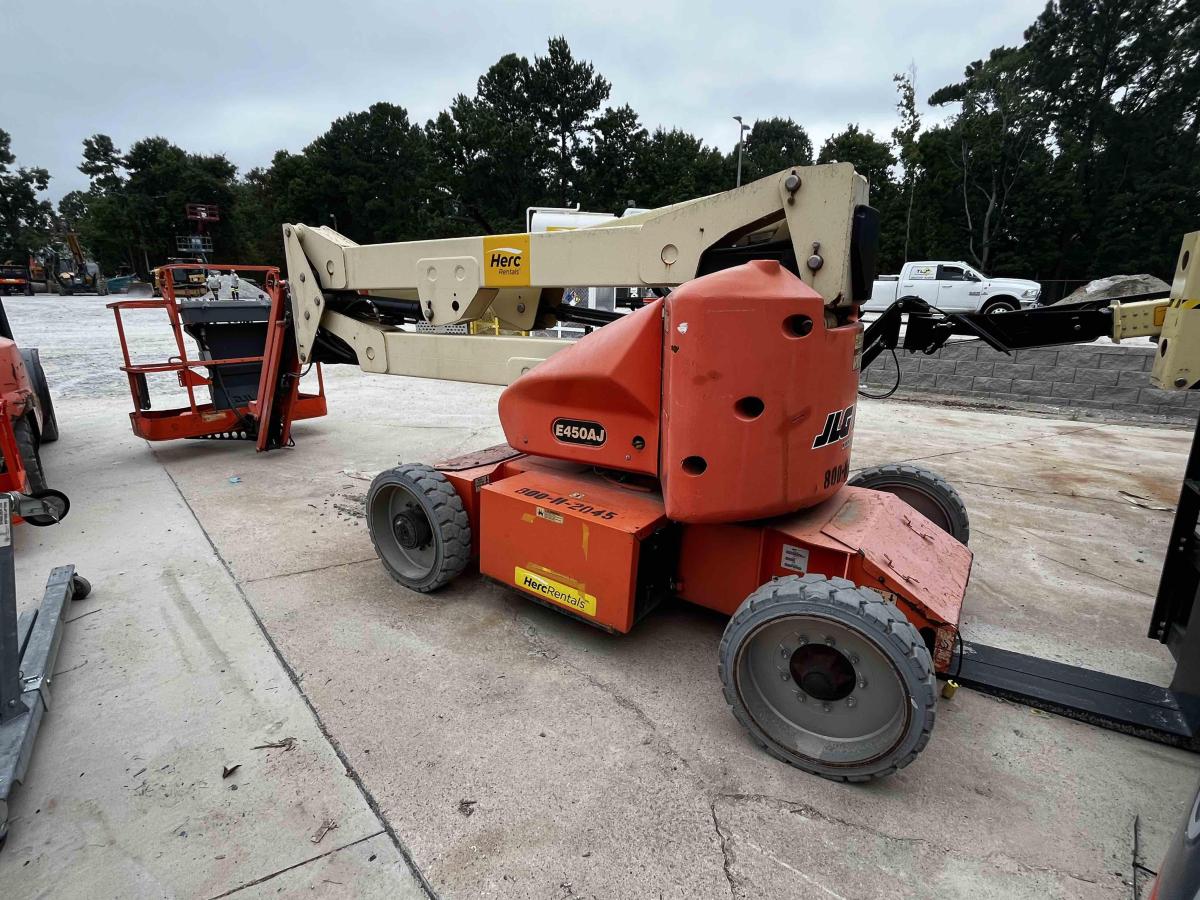 2016 JLG E450AJ