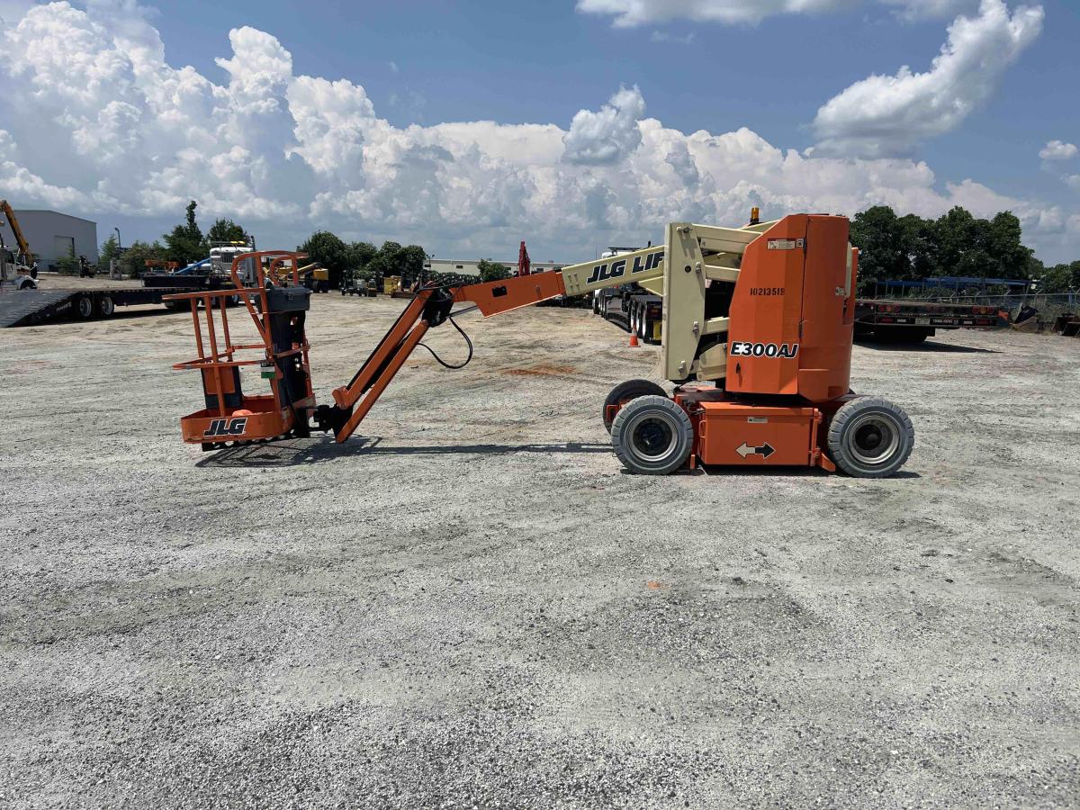 2017 JLG E300AJ-7