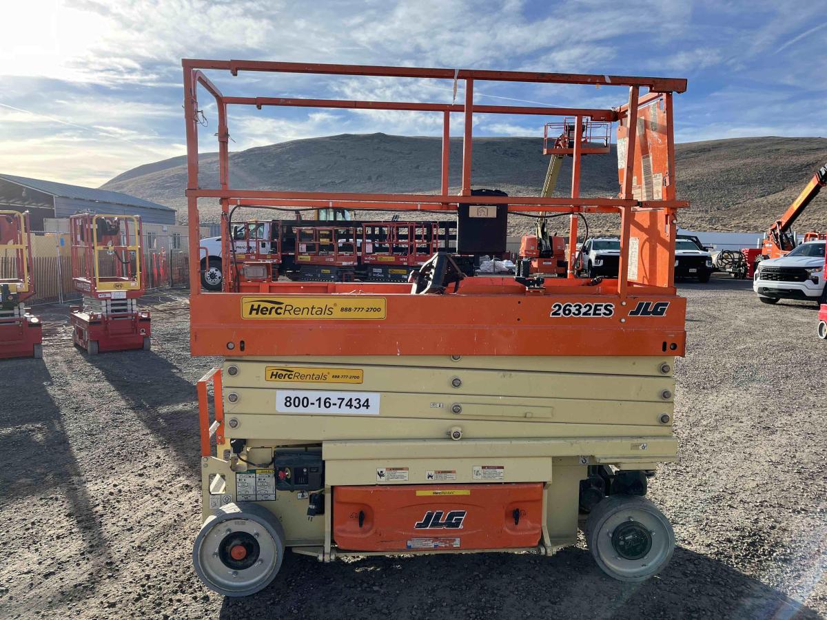 2017 JLG 2632ES