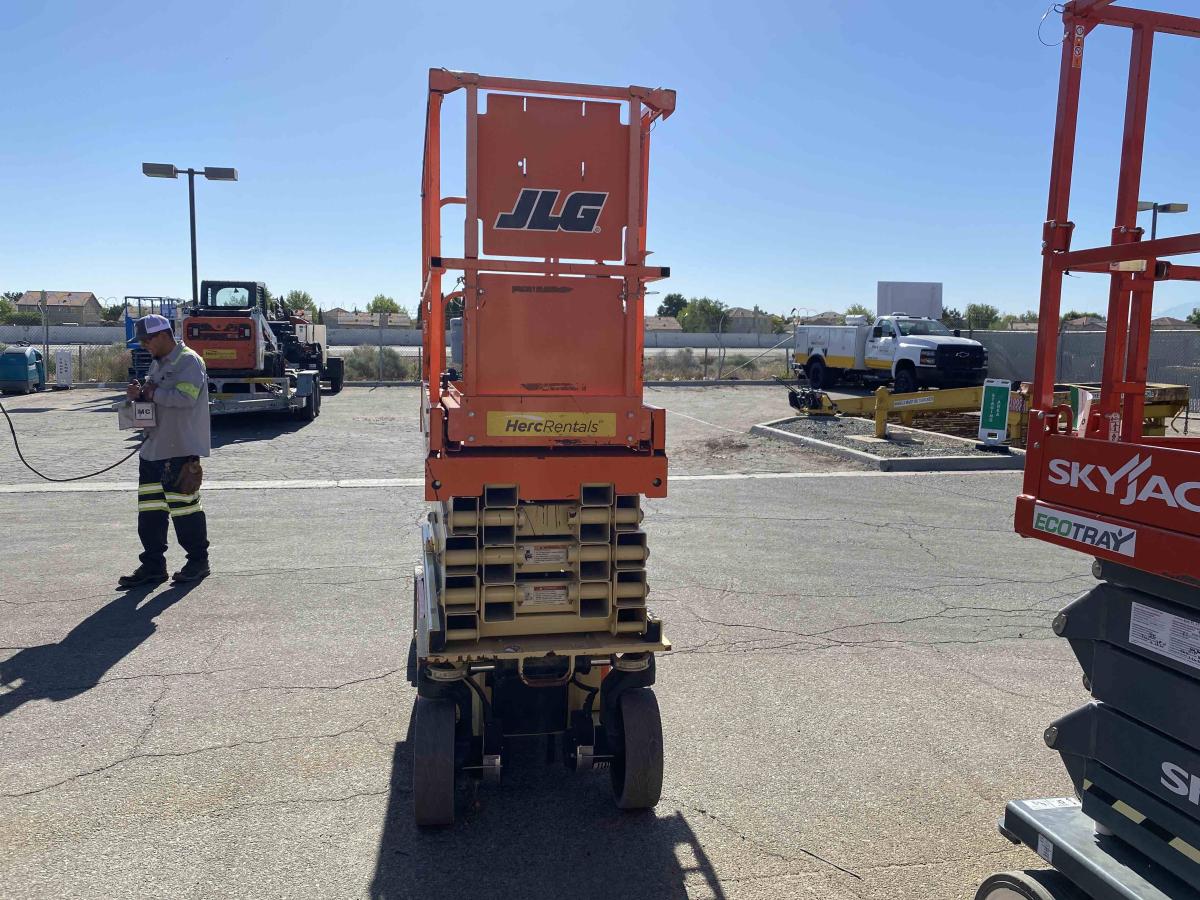 2017 JLG 2632ES