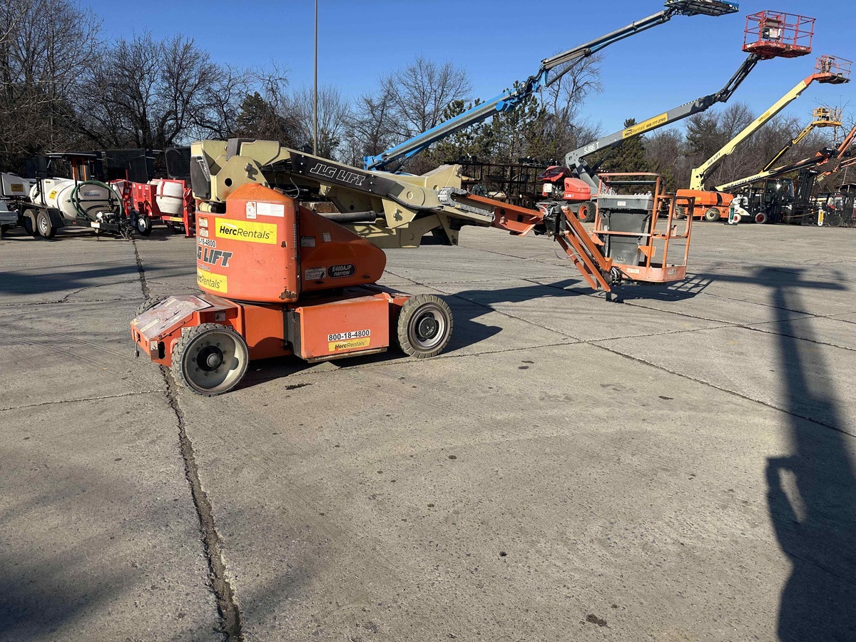 2017 JLG E400AJPN-6