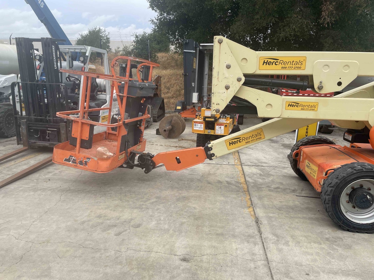 2016 JLG E450A-2