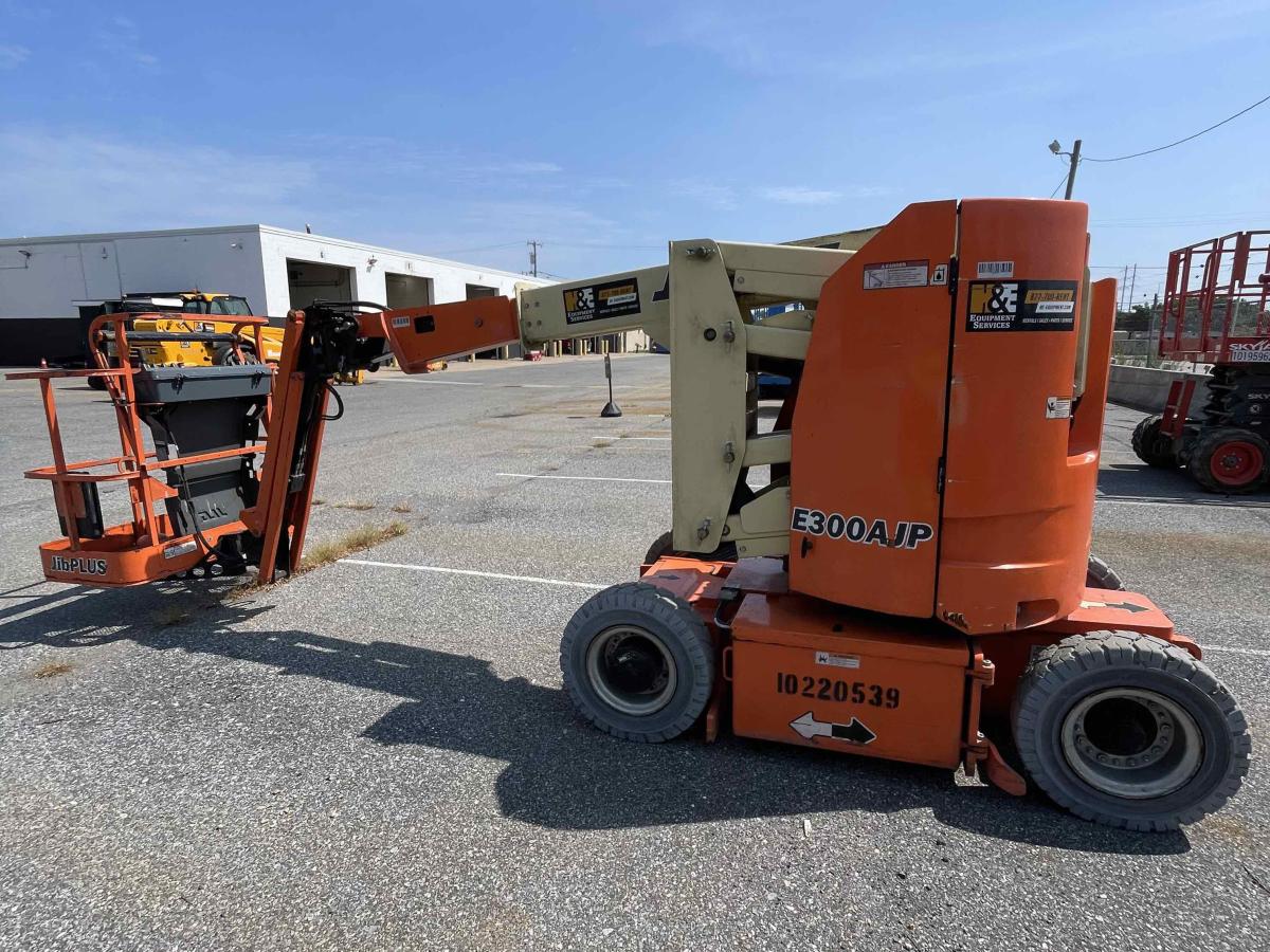 2017 JLG E300AJP-3
