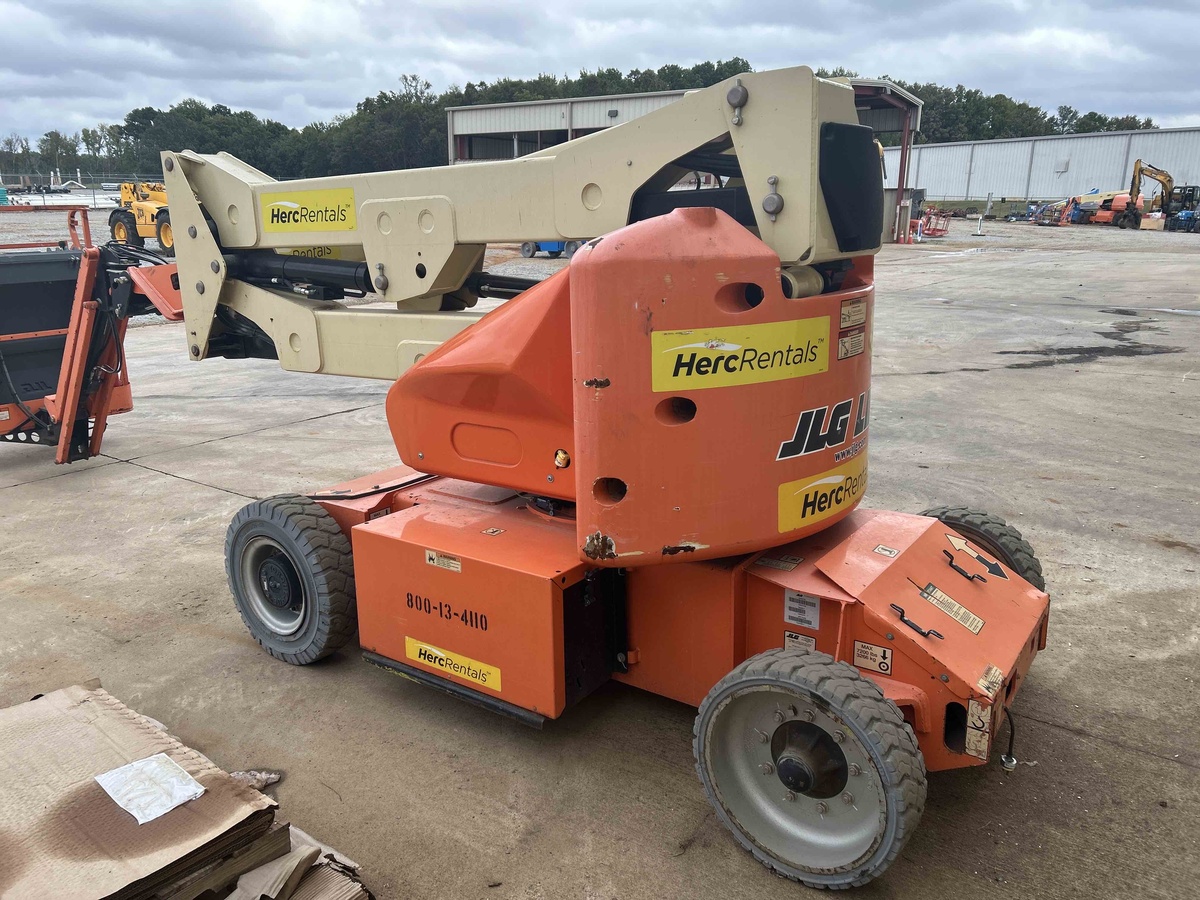 2017 JLG E400AJPN-6