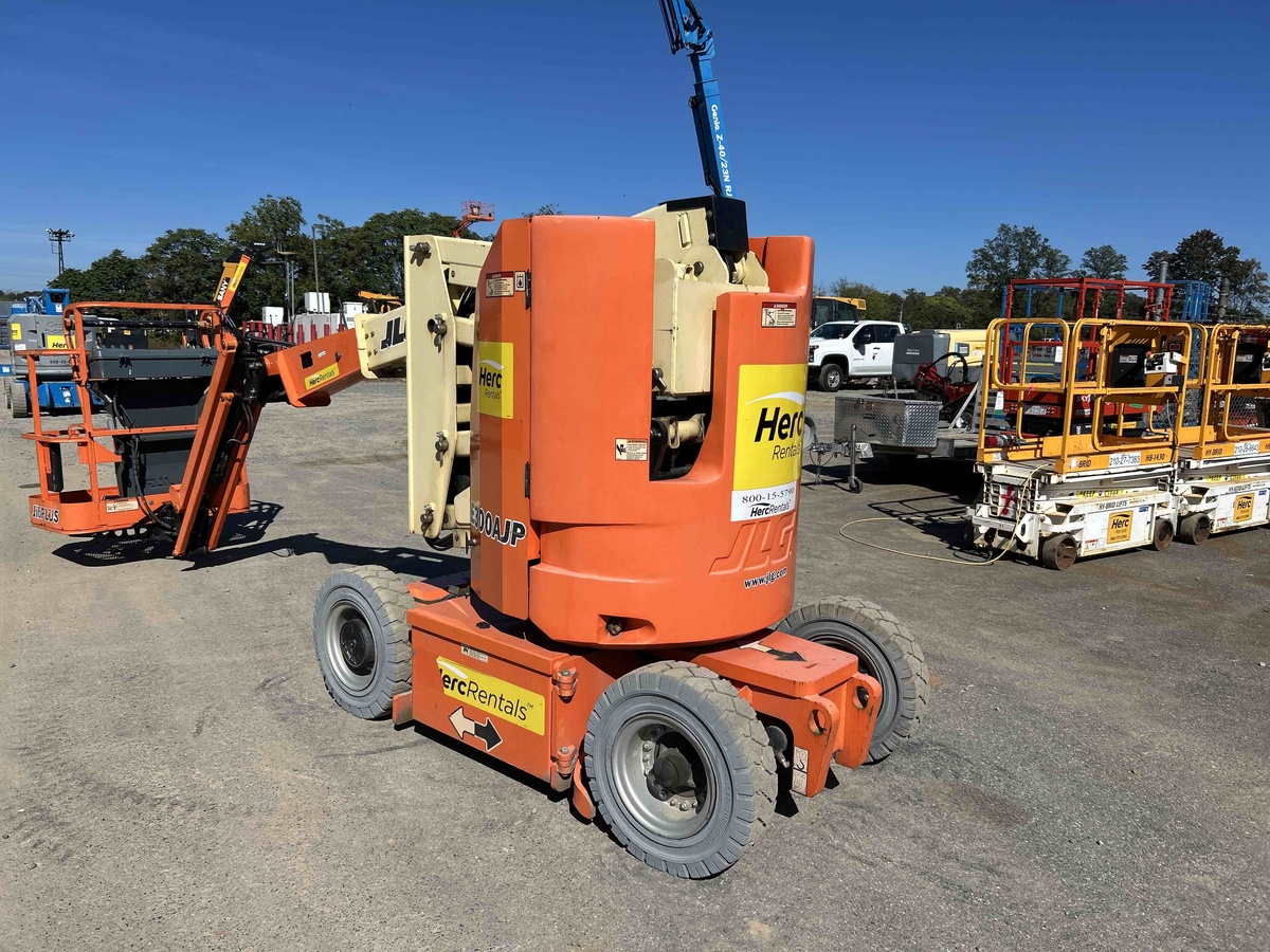 2017 JLG E300AJP-3