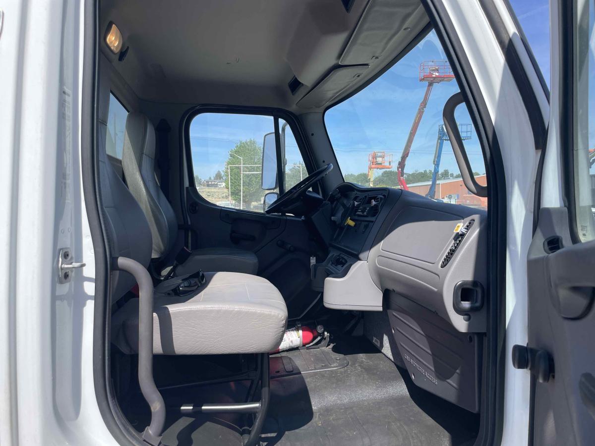 2018 Freightliner M2106-6