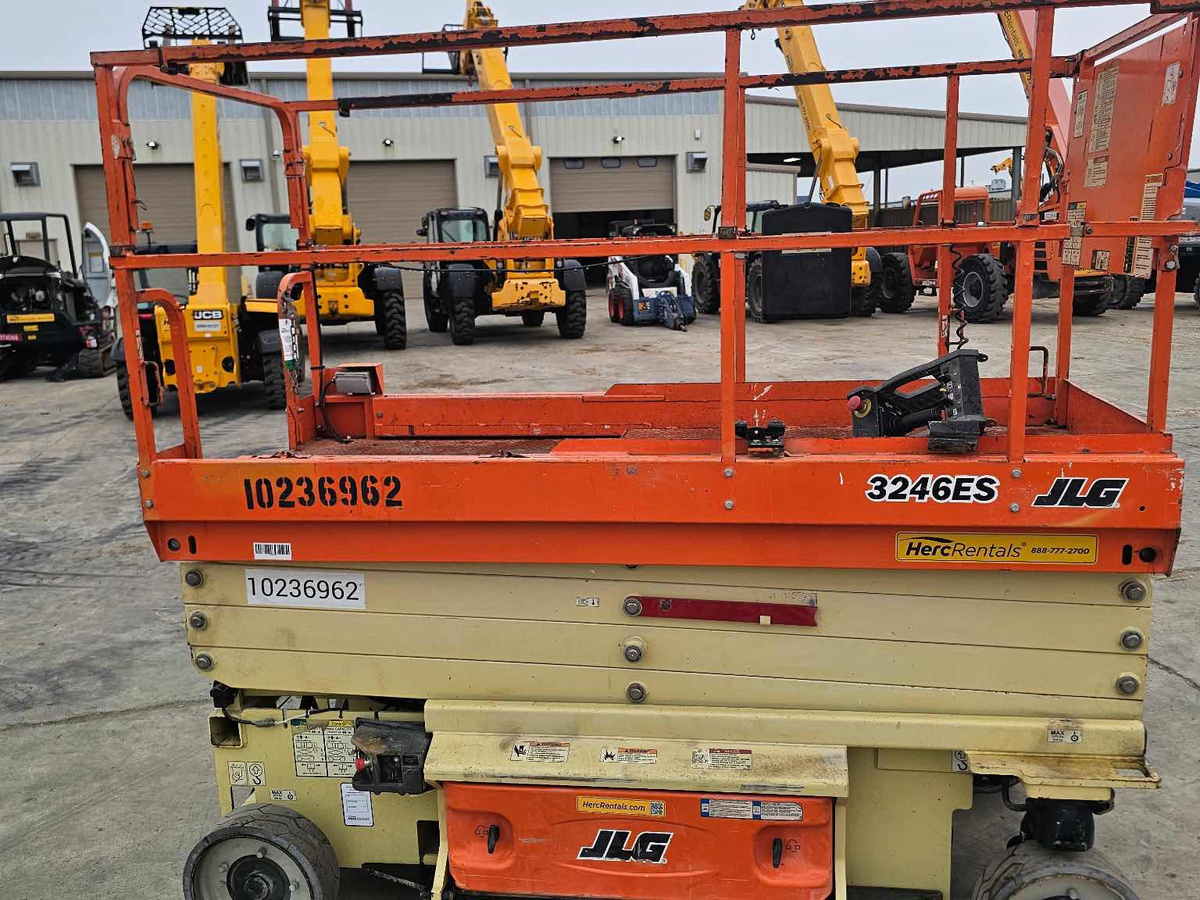 2018 JLG 3246ES