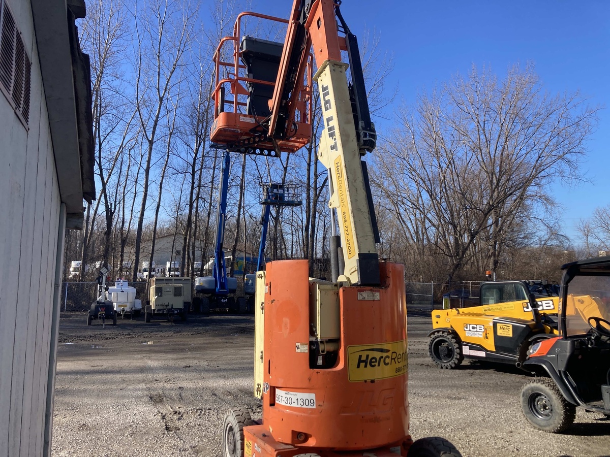 2016 JLG E300AJP-2