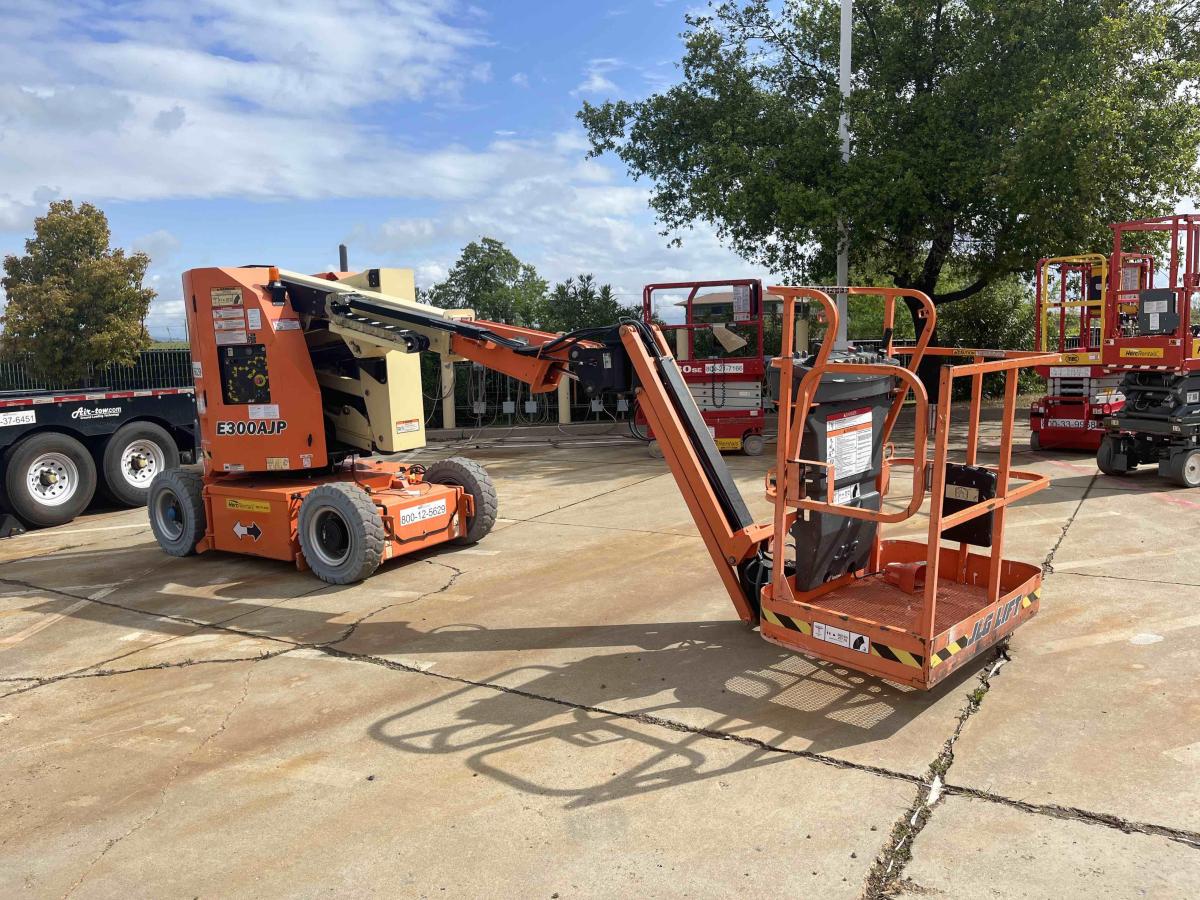 2016 JLG E300AJP-2