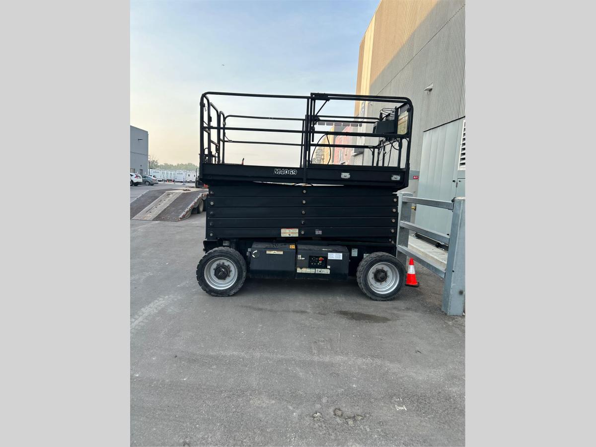 2015 JLG M4069LE-2