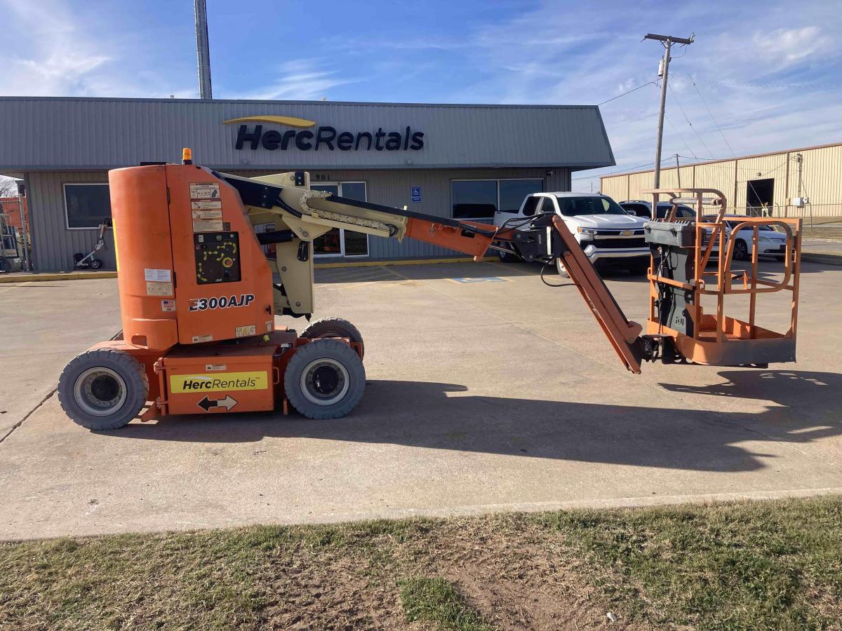 2017 JLG E300AJP