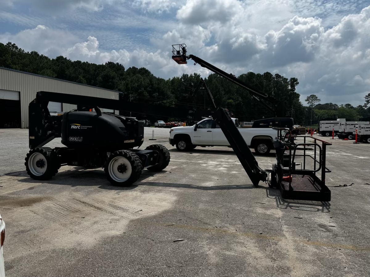 2017 JLG 600AJ-2