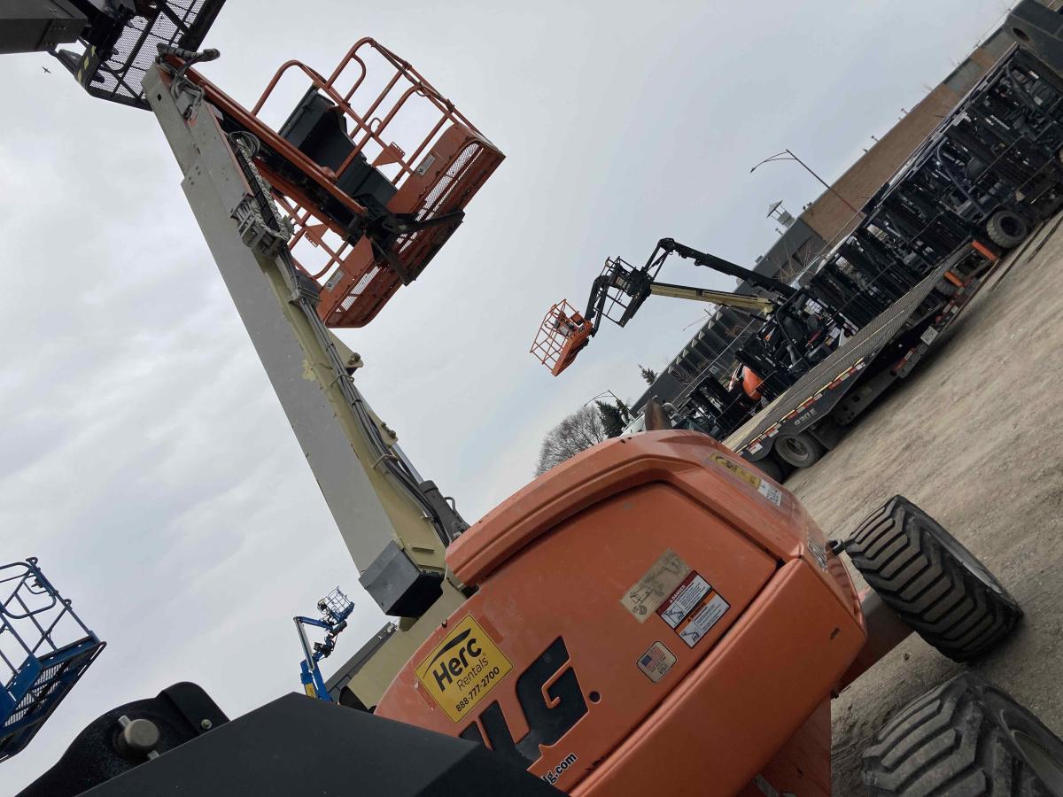 2017 JLG 450AJ