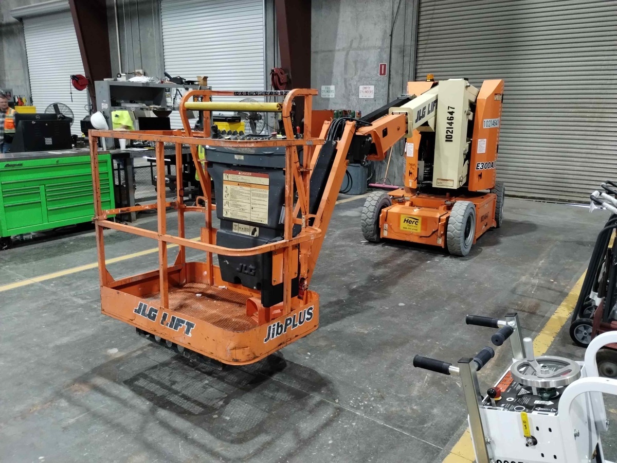 2017 JLG E300AJP-10