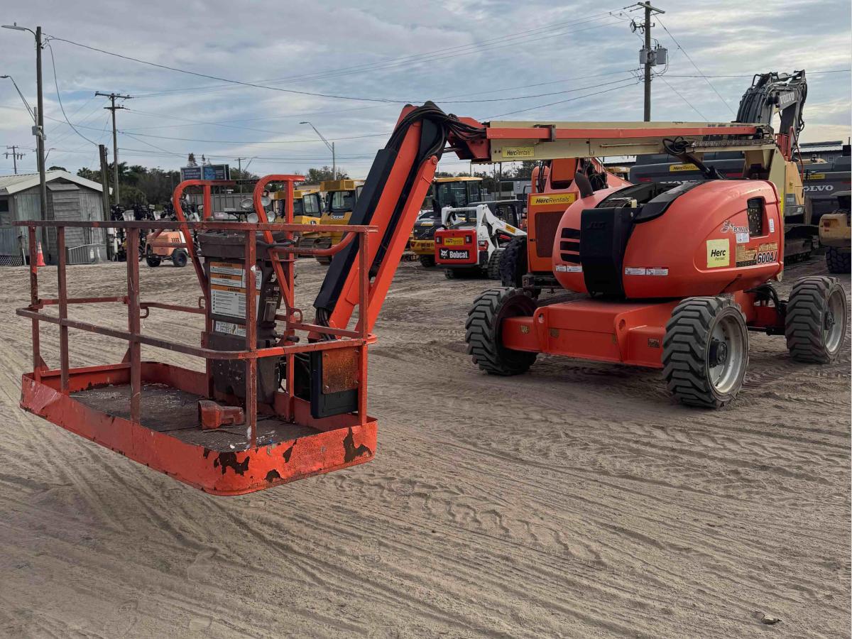 2017 JLG 600AJ