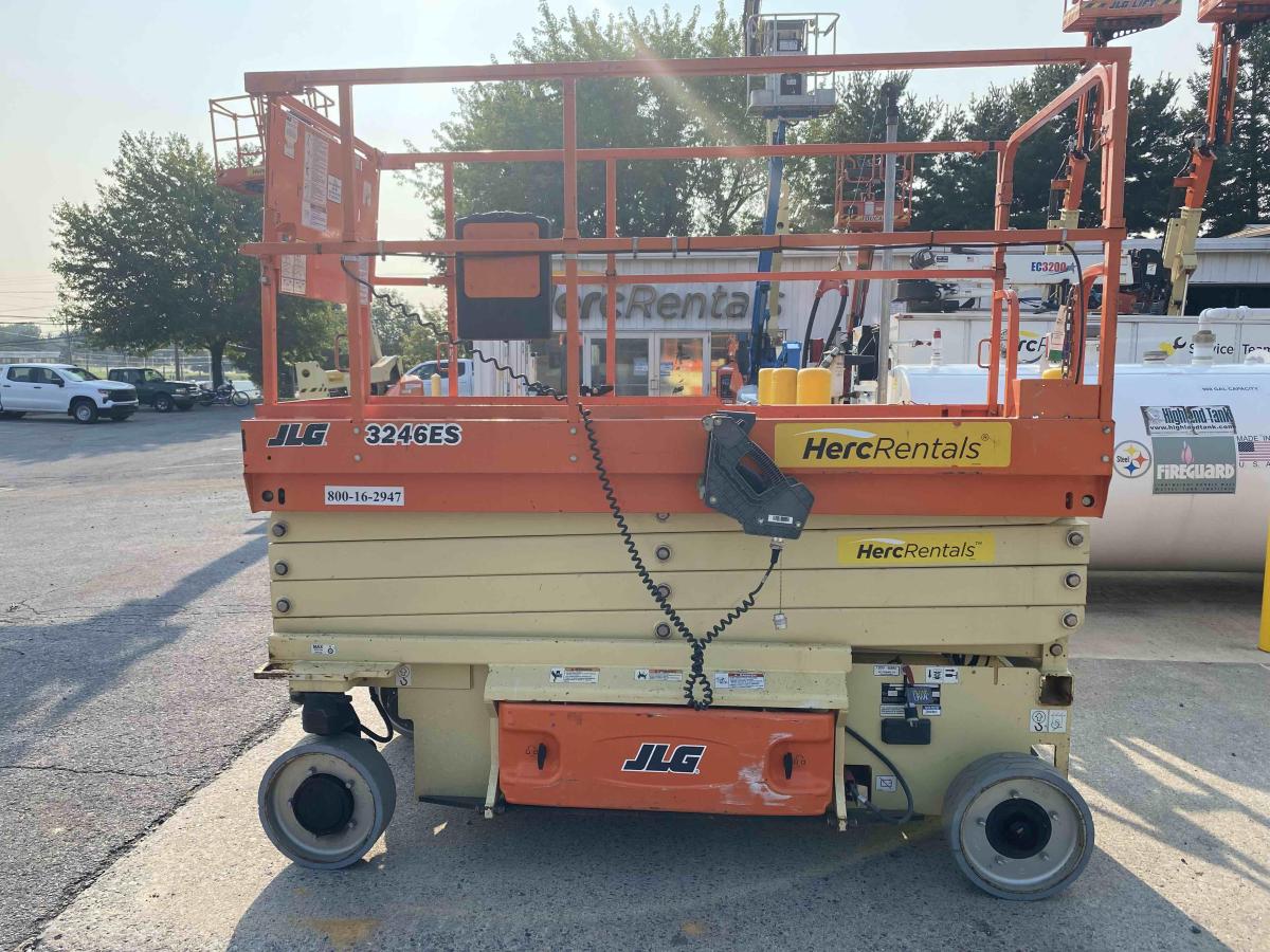 2017 JLG 3246ES